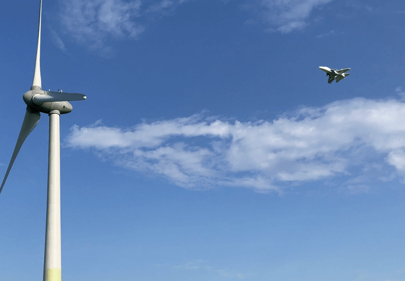 Gegen den Wind fliegt das Modell perfekt und eigenstabil. Ich könnte mir fast zwischendurch einen Kaffee hohlen. Su30 Flug gegen den Wind am Windrad