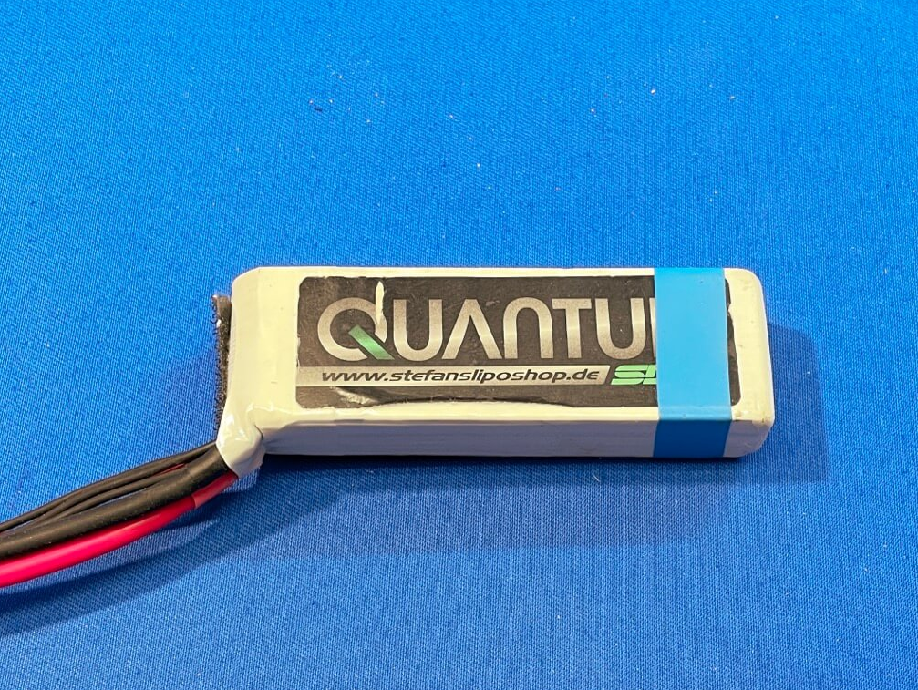 Lipo von SLS. Das blaue Band ist zu schnellen identifizierung in meiner Lagerkiste. Gerade wenn die Lipos viel C Rate haben sind sie entsprechend dick und leicht mit den 4S Lipos zu verwechseln. SLS Lipo