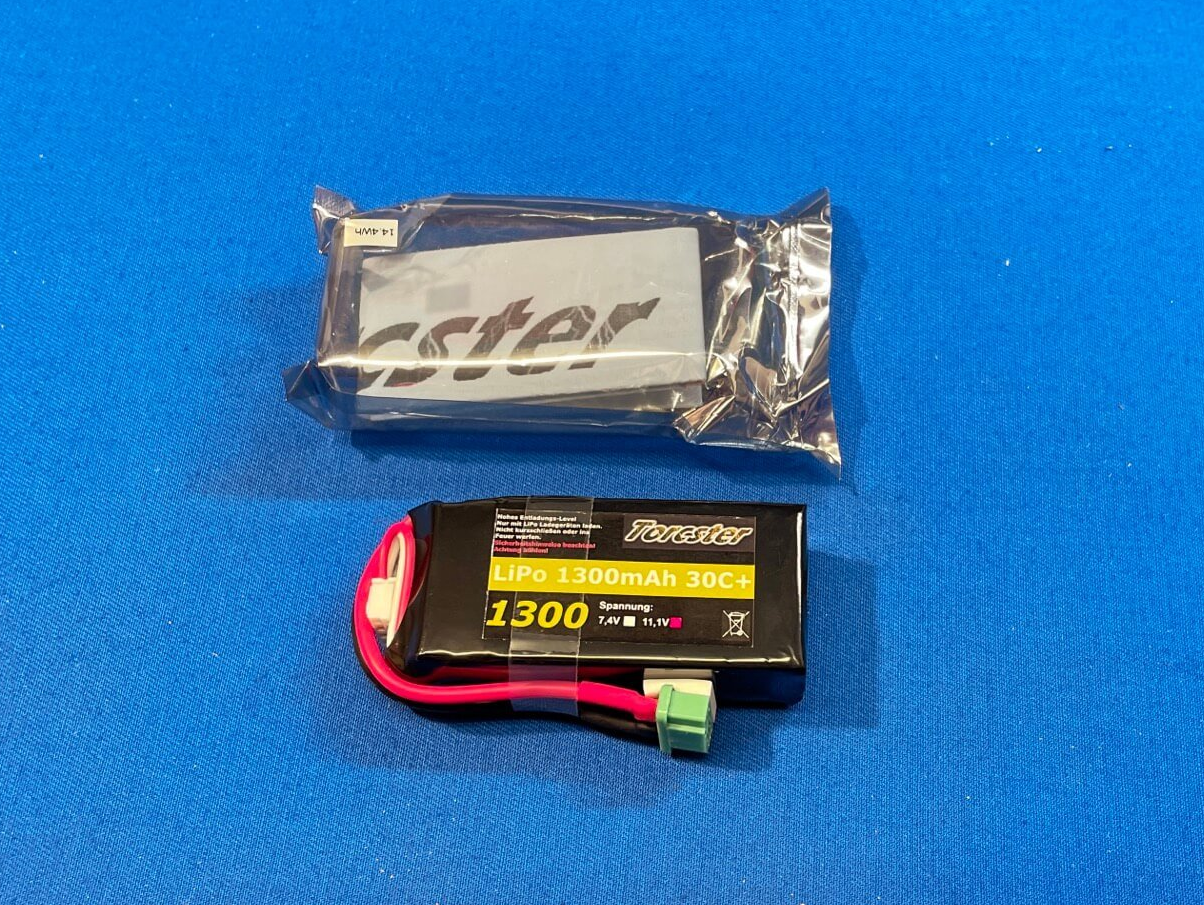 Der Stecker der Lipos muss noch umgelötet werden, ES SEI DENN, Du nutzt diesen Steckertyp. Hauptsache einheitlich. Torcster Lipos sind bereits fertig konfektioniert