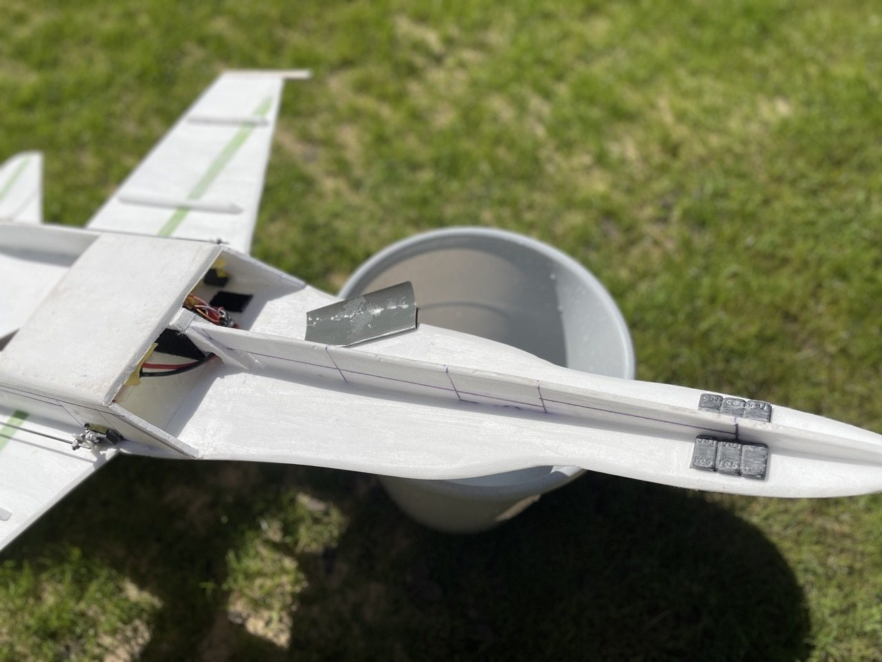 Mit feinem Schleifpapier und Wasser wird die F-18 nun erneut verschliffen, und dabei spiegelglatt. Ideal für die folgende Farbschicht. Nassschleifverfahren der F-18