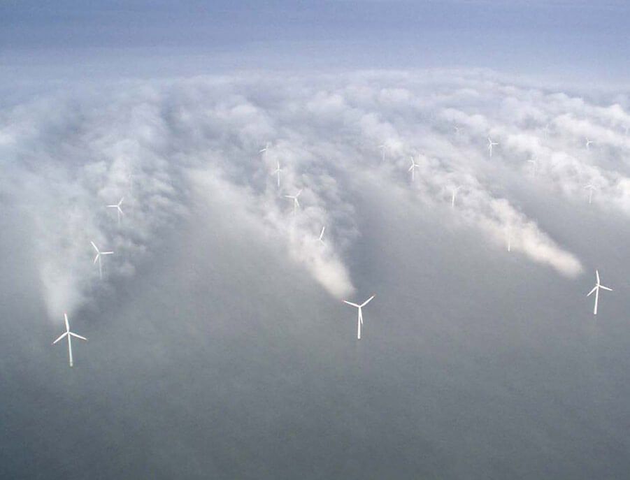 Hier sieht man deutlich die Wirbel hinter den Rotorblättern. Da willst Du nicht reinfliegen. Winräder-Turbulenzen und Verwirbelungen