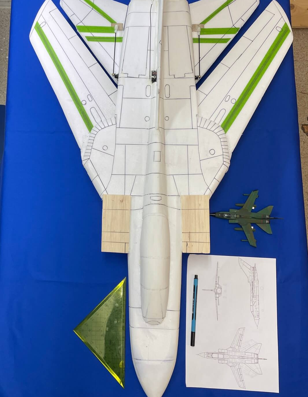 Das Einzeichnen der Panellines erfolgt mit Hilfe einer Blaupause und meinem Fertigmodell. Tornado PA-200 mit eingeeichneten Panellines.