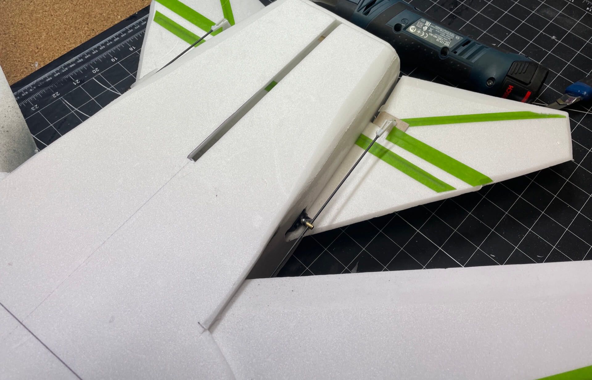 Die Ruderflächen wurden bewußt nicht als Pendelleitwerk ausgeführt und die Servo zum Schutz oben angebracht. Ruderflächen und Tailerons am PA-200