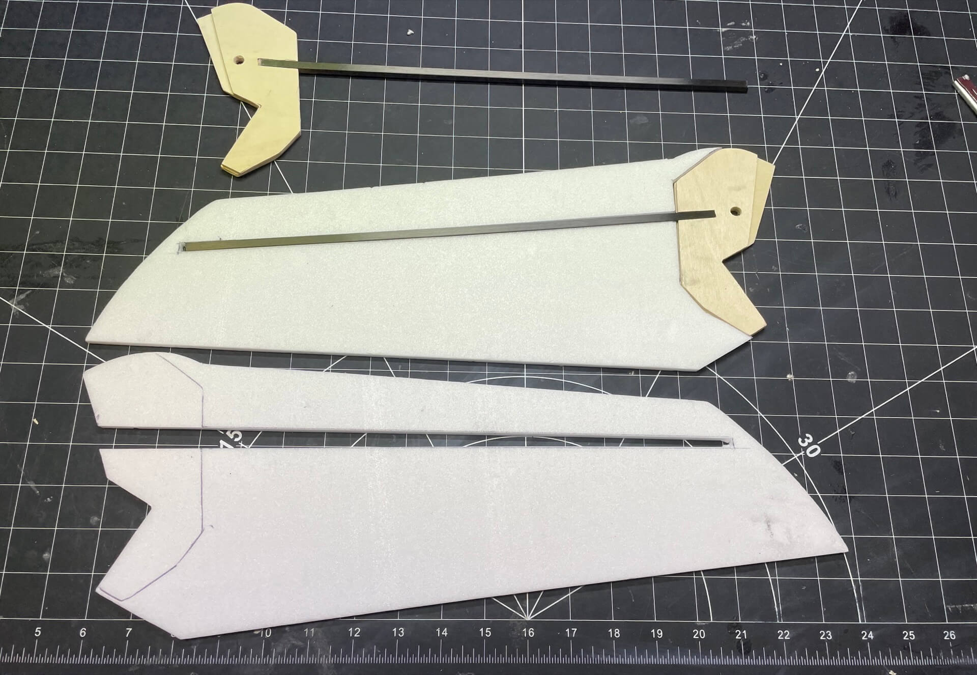 Tragflächen mit Schwenkelementen aus Sperrholz und Carbonstab zur Stabilisierung Tragflächen mit Schwenkelementen