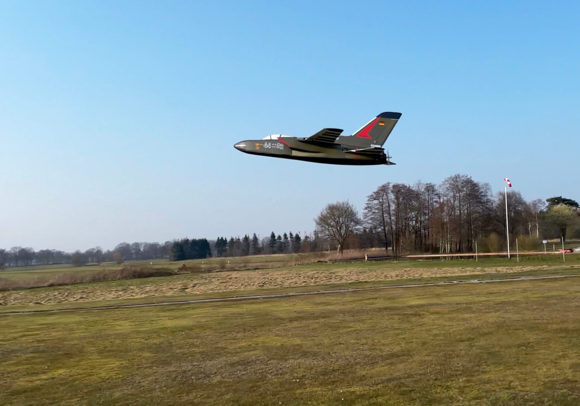 Vorbeiflug auf Augenhöhe. Noch hängt das Heck des Tornado etwas durch. Der Schwerpunkt passte noch nicht. Tornado im Vorbeiflug.