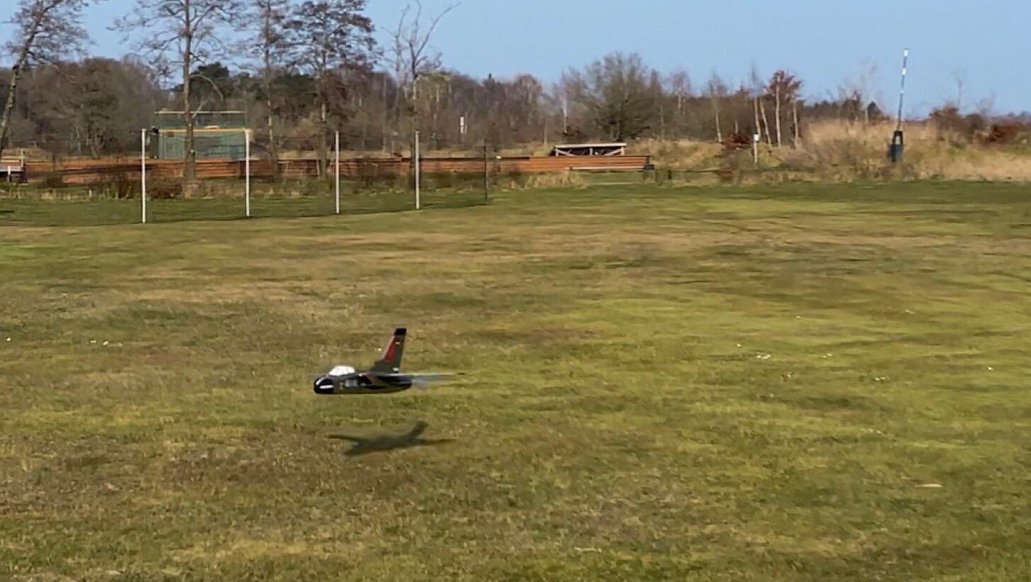 So ist es schon besser. Ein tiefer und schneller Anflug, Gas rausnehmen und absetzten lassen. Nachteil: Der lange Rutschweg. So landet man besser.