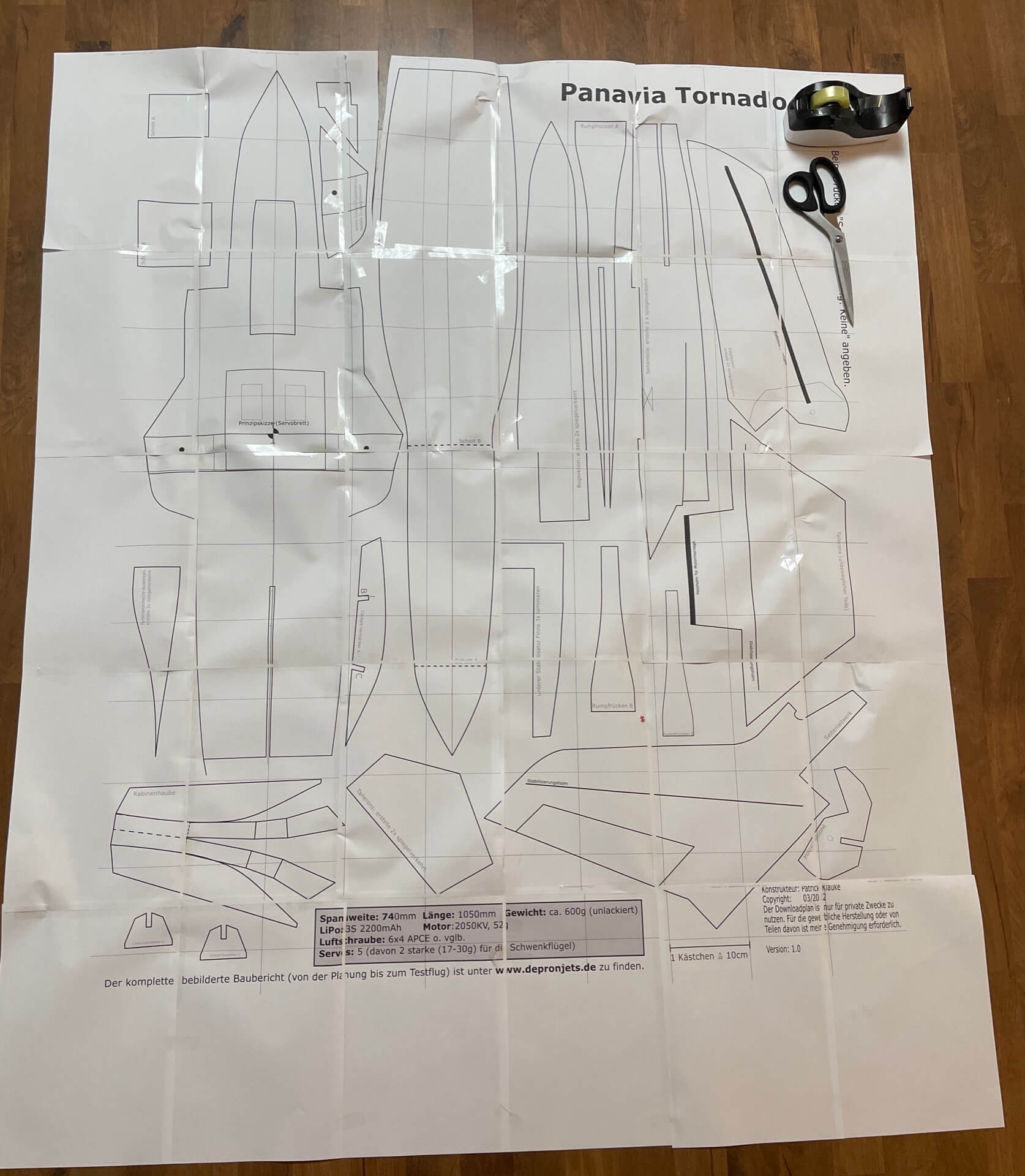 Das Zusammenkleben des Bauplans gelingt nicht immer verzugsfrei (s. oben). Orientiere Dich an den extra von mir hinzugefügten Hilfslinien. Fertiger Bauplan in Riensengröße