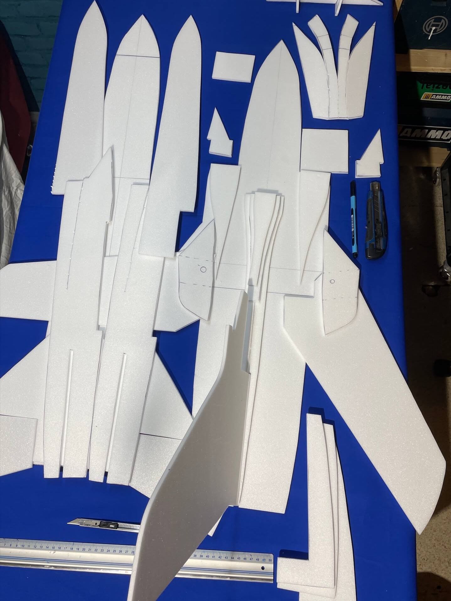 Das Modell und die Größe lässt sich mit den Bauteilen bereits sehr gut abschätzen. Tornado Bauteile fertig ausgeschnitten.