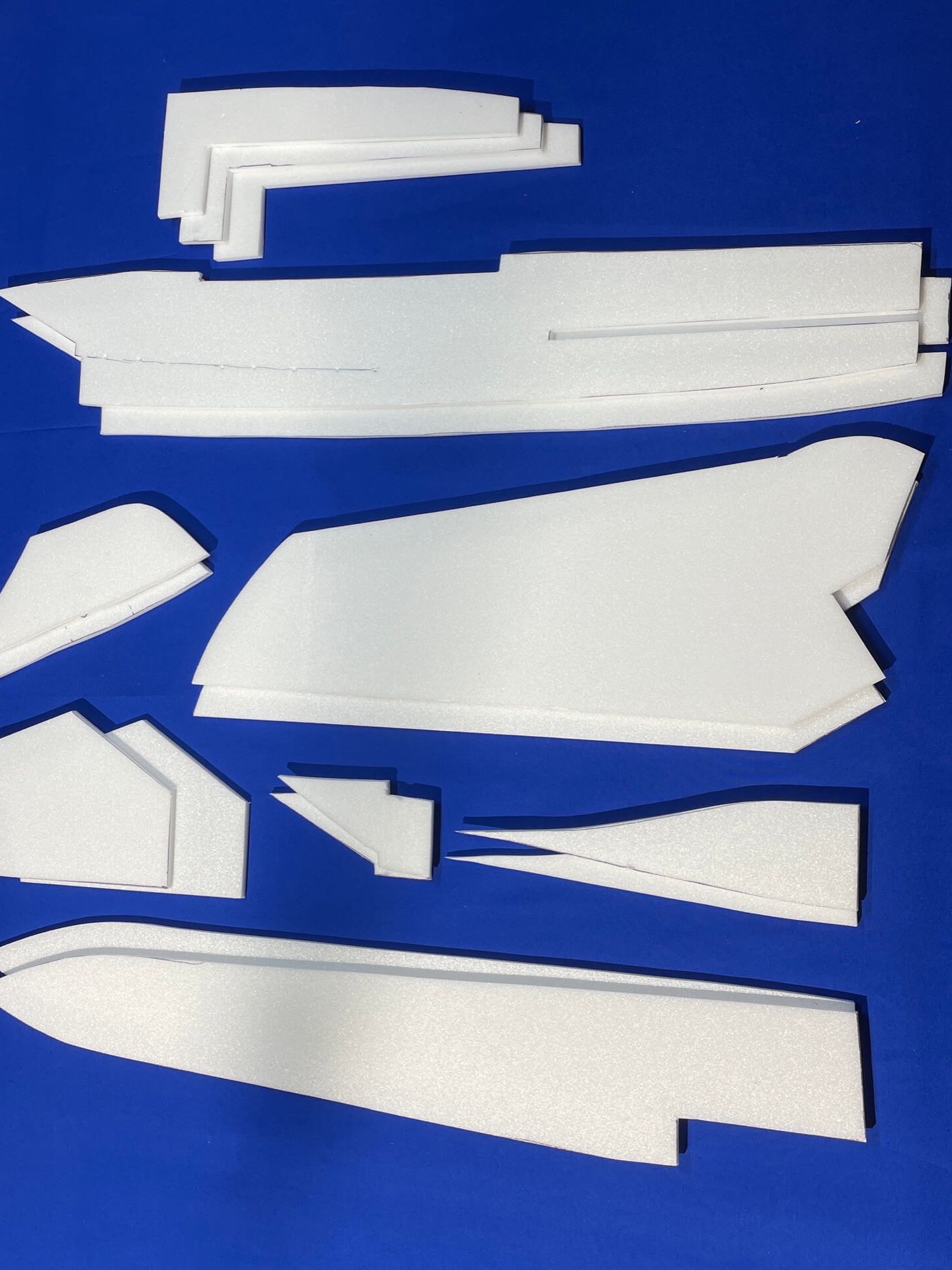 Doppelte Bauteile sollten auch wirklich gleich groß sein. Lege sie übereinander. Doppelte Bauteile des Panavia Tornado PA-200