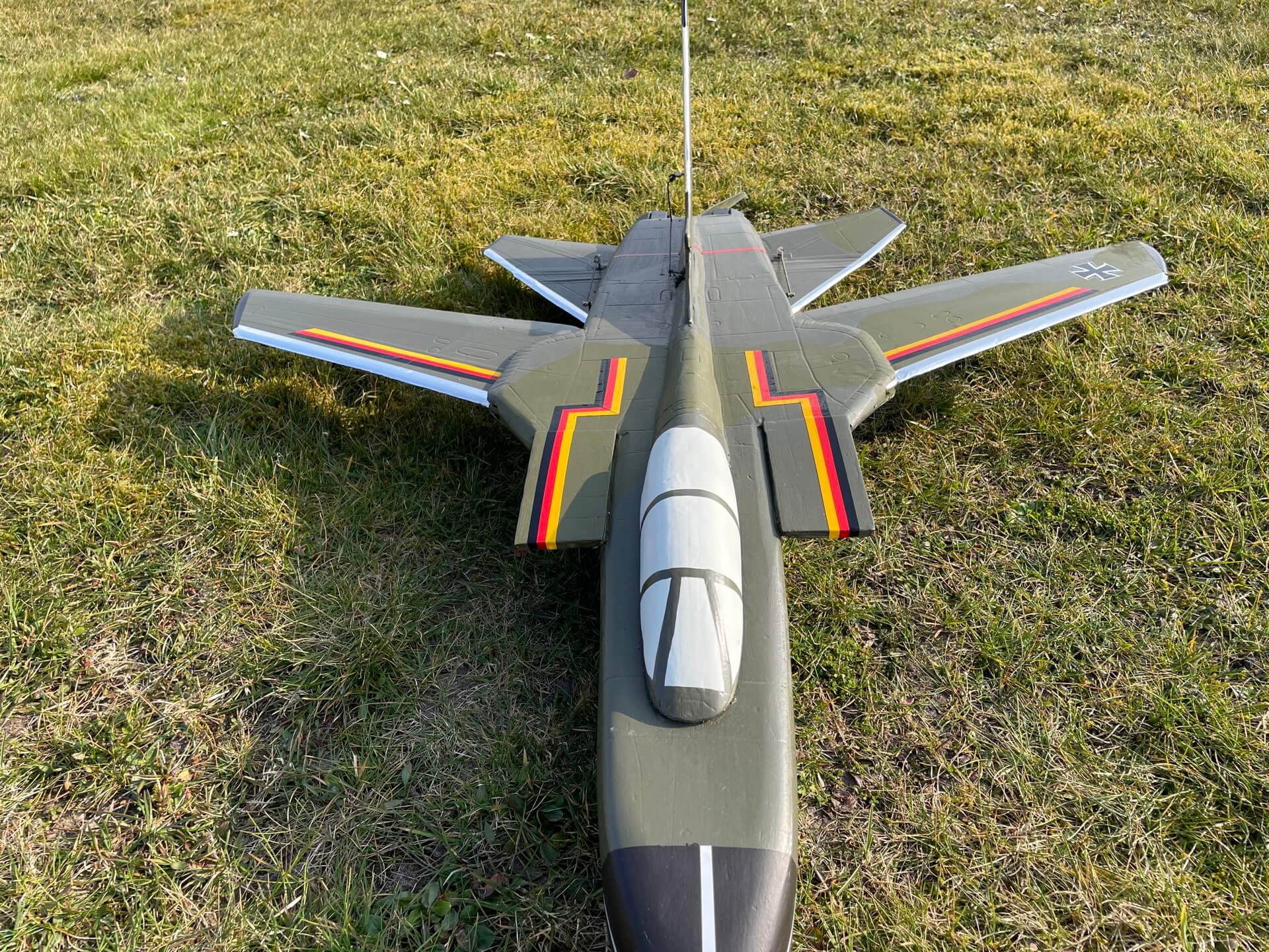 Der Tornado kann auch wahlweise mit der alten lackierten Kabinenhaube geflogen werden. Tornado im Frontalbereich