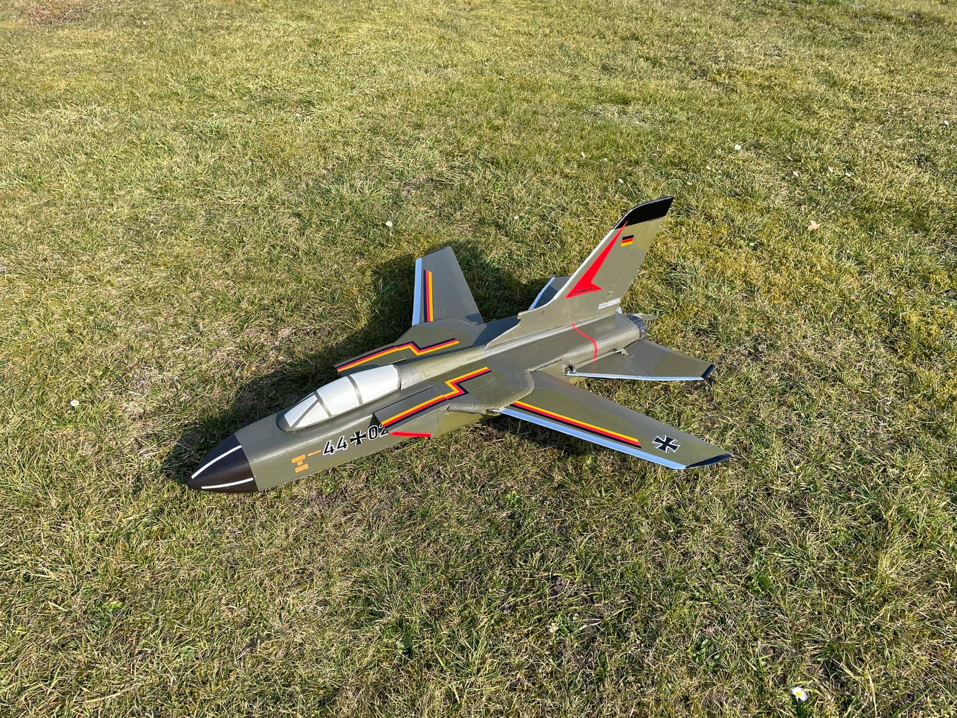 Fertiges Modell des Tornado auf dem Rasen des Vereinsflugplatz.
