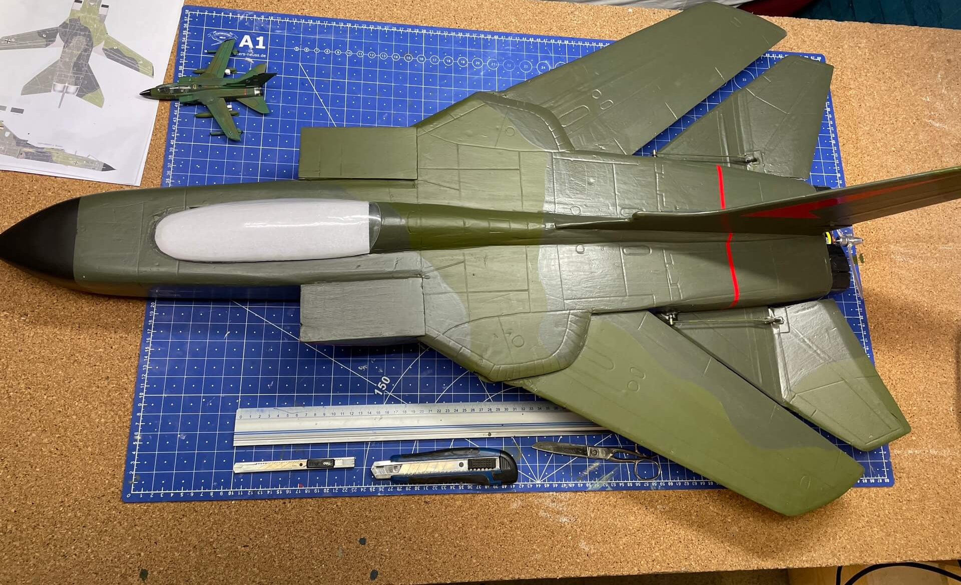 Fertig, Durch Mischen der Farben konnte ich 3 Olivetöne erzielen. Das auf der Vorlage abgebildete Dunkelgrau erwise sich als unpassend. Fertig lackierter Tornado.