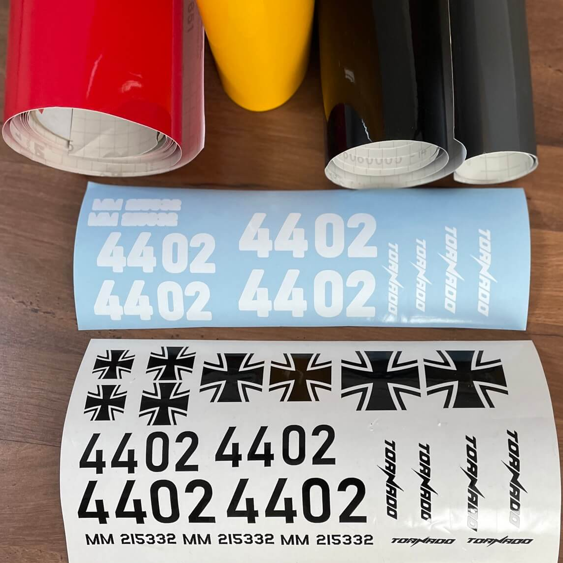 Decals und Aufkleber für den Tornado. Weniger ist hier mehr.