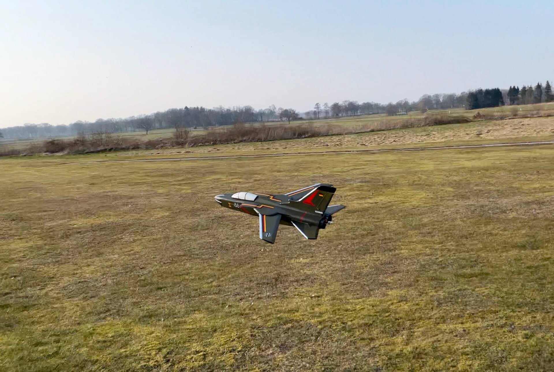 Im Vorbeiflug in Bodennähe stllt sich die dunkle Lackierung nicht unbedingt als ideal heraus. Besonders ohne Sonnenschein. Tornado im tiefen Vorbeiflug