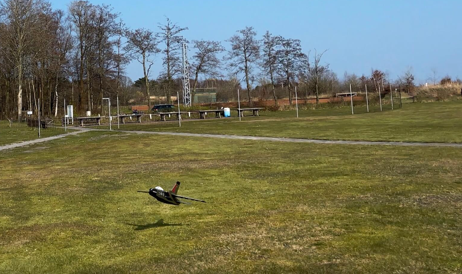 Diese Art von Landung mag der Tornado gar nicht, denn die einfach profilierten Tragflächen neigen zum einseitigen Strömungsabriss. Tornado bei der Landung mit zu viel Anstellwinkel.