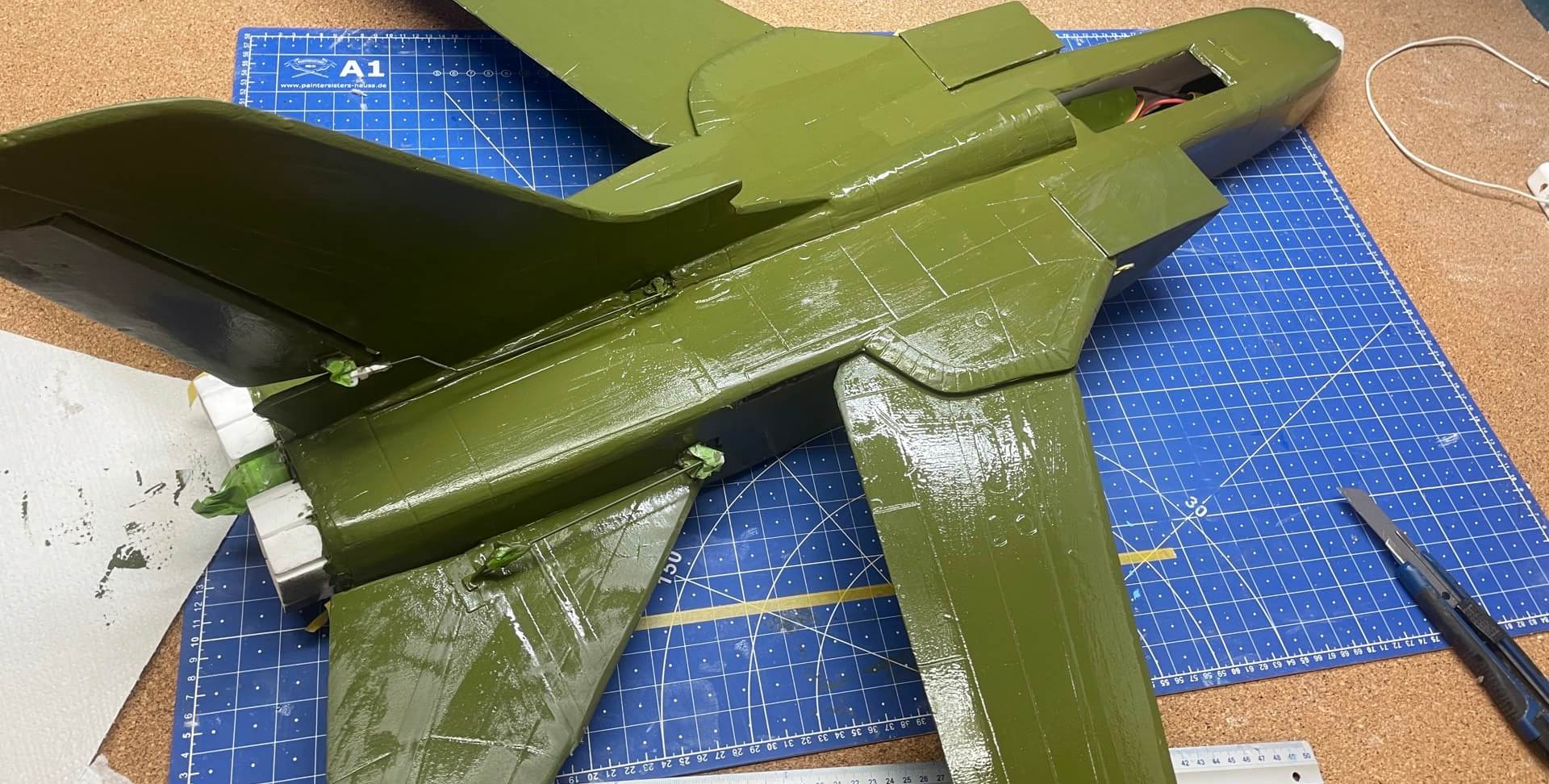 Die Oberseite bei der ersten Lackierung in oliv. Die Farbe deckte im ersten Durchgang. Lackierung des Tornado in Oliv