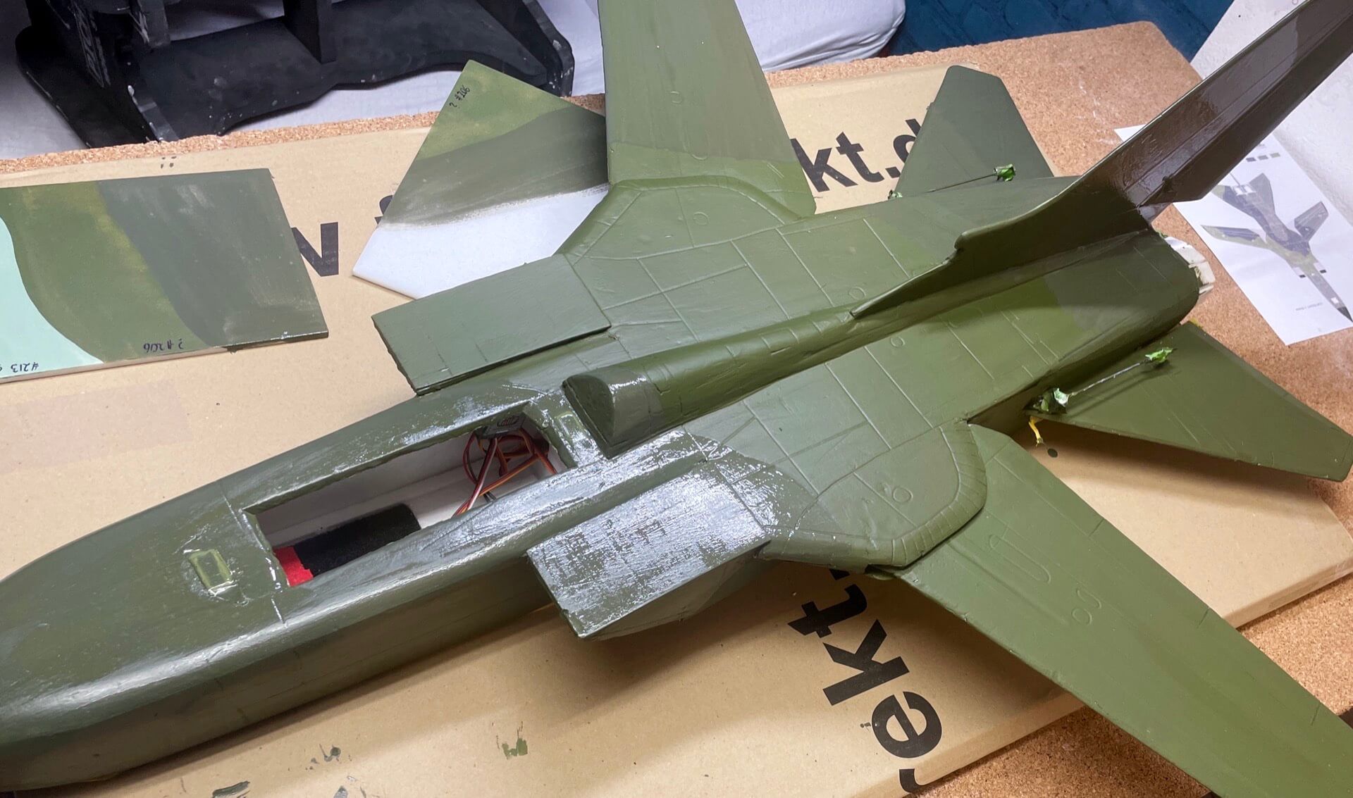 Im Hintergrund siehst Du meine Farbtafeln. So etwas habe ich fast für jedes Modell gefertigt und mit dem Farbcode beschriftet. Weißt Du, wie viele grün, bzw. olive Töne es gibt? Lackierung der Oberseite