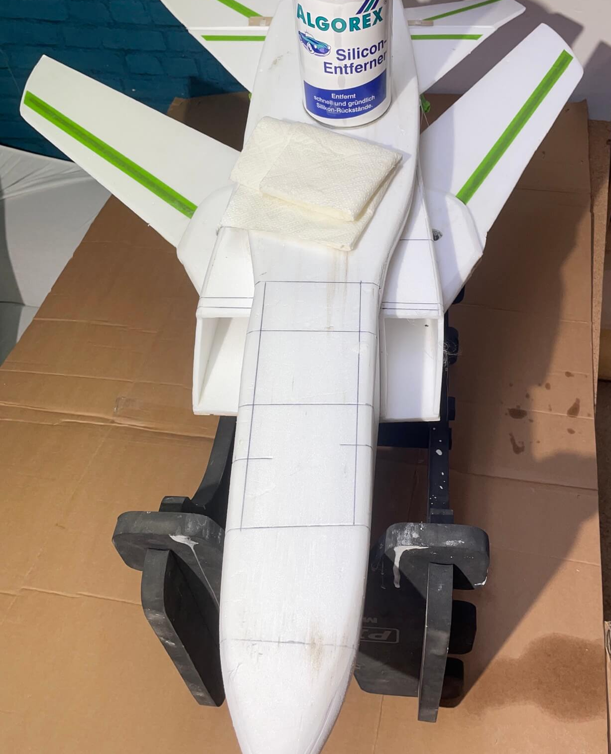 Vor der Versiegelung mit Parkettlack wurde das Modell zunächst gründlich mit Silikonreiniger entfettet und von Schleifstaub befreit. Vorbehandlung des Tornado mit Silikonreiniger.