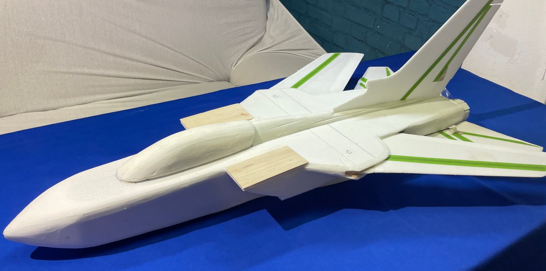 Der Rohbau ist fertig. So kann der Erstflug erfolgen und sich der Tornado beweisen und die Lackierung verdienen. Tornado im Rohbau zum Start