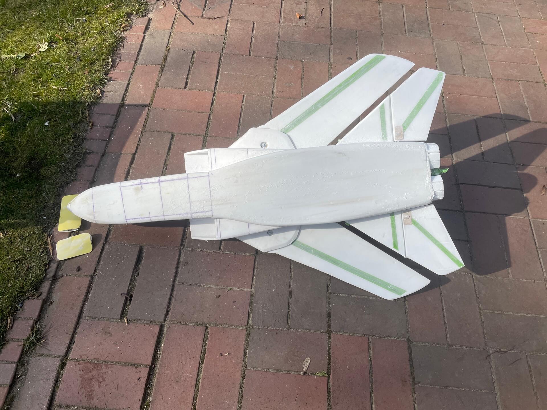 Mit 120er und 220er Schleifpapier wurde alles geschliffen. Die Oberseite bekam noch einen letzten Schliff mit 1500er Nassschleifpapier. Schleifen des fertigen Modells mit Sandpapier