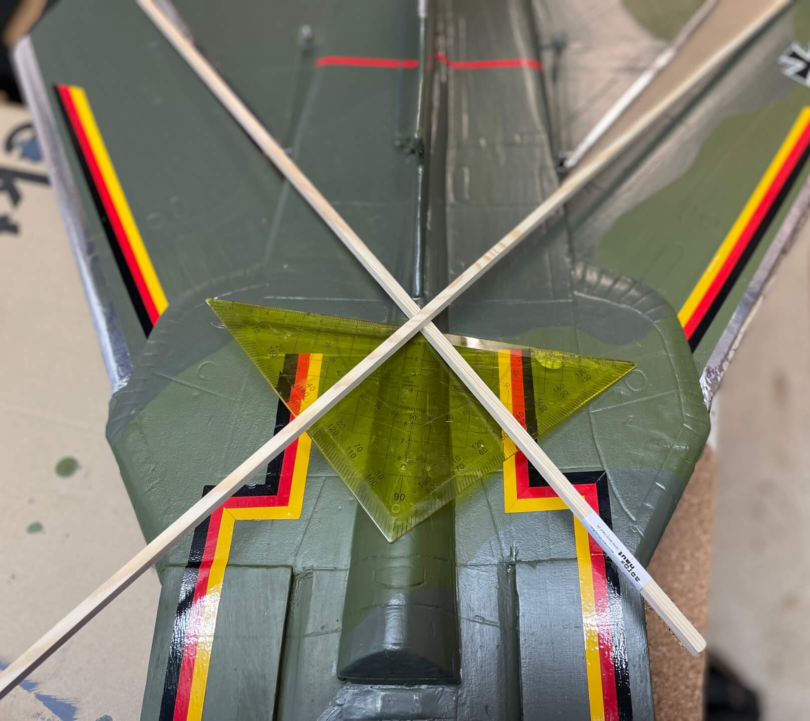 Eine Hilfskonstruktion dient zum Messen der Winkel. Ich habe mich an der geraden Hinterkante der Tragflächen orientiert. Bestimmen der Winkel an den schwenkbaren Tragflächen