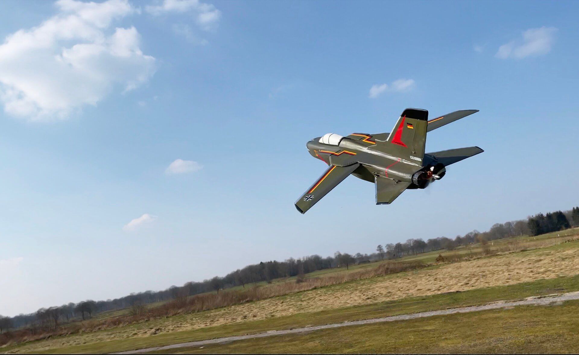 Beim Stark kippt der Tornado doch etwas nach links, hervorgerufen durch das Drehmoment. PA-200 beim Start.