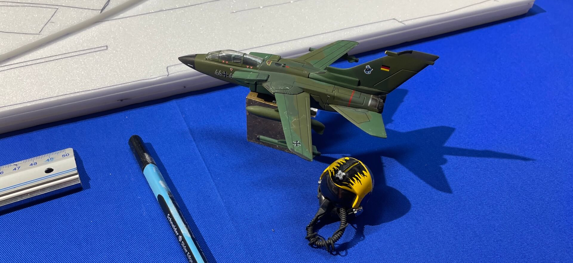 Ein kleines Modell im Maßstab 1/100 leistet gute Dienste beim Bau. Hilfsmittel zum Bau