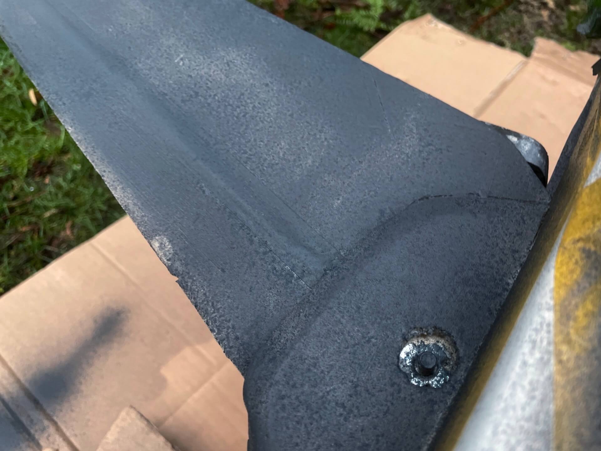 Eine einfache Abdeckung auf der Unterseite. Die Schraube in der Einschlagmutter ist die Schwenkachse und hilft gleichzeitig beim Bestimmen des Schwerpunktes. Untere Abdeckung der Schwenkflügel