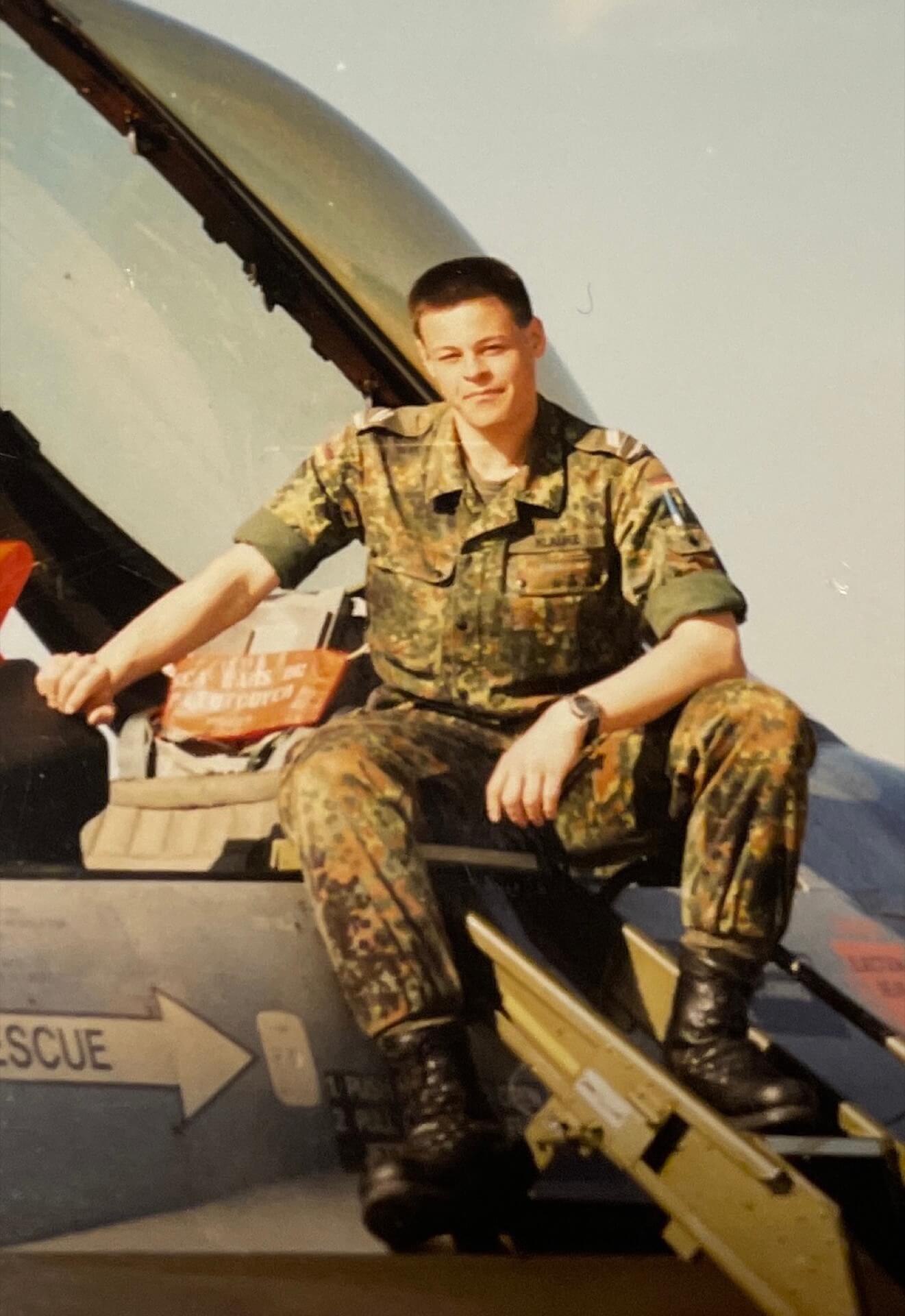 Patrick im bzw. am Cockpit (Wehrdienst bei der Bundeswehr 1999)
