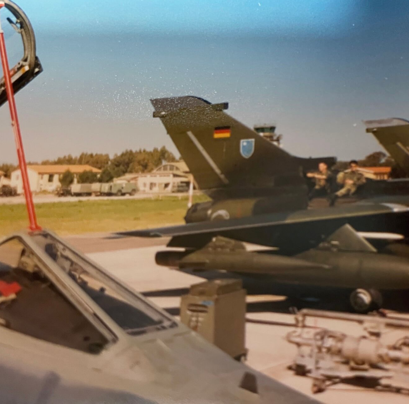 Good old 1999. Für so etwas würde heutzutage vermutlich die Militärpolizei anrücken. Aber es waren andere Zeiten. Patrick auf dem Tornado beim Sonnenbaden