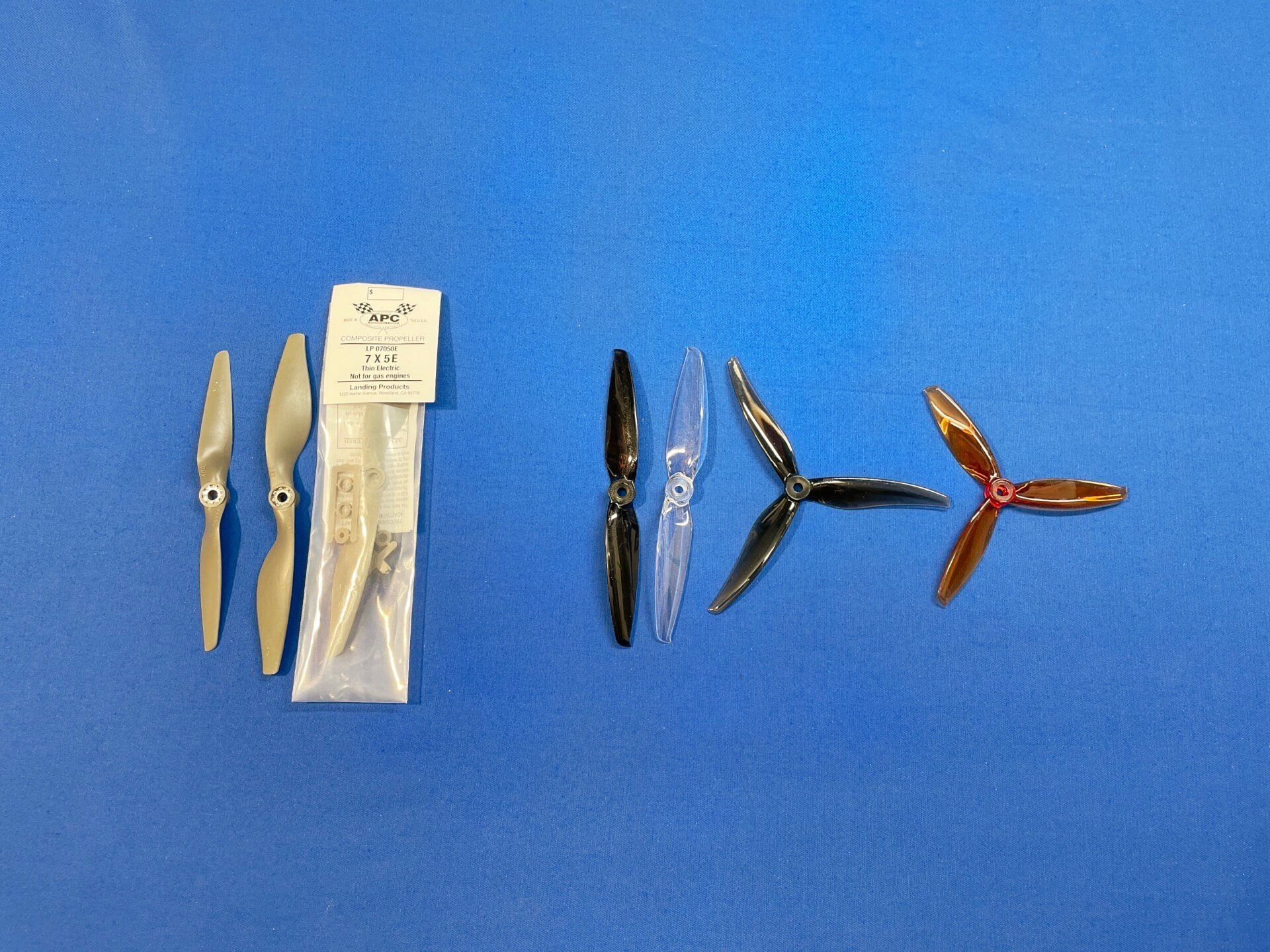 Ohne passende Luftschraube ist der Motor wertlos. So wie ein Porsche ohne Räder. Diverse Propeller und Luftschrauben