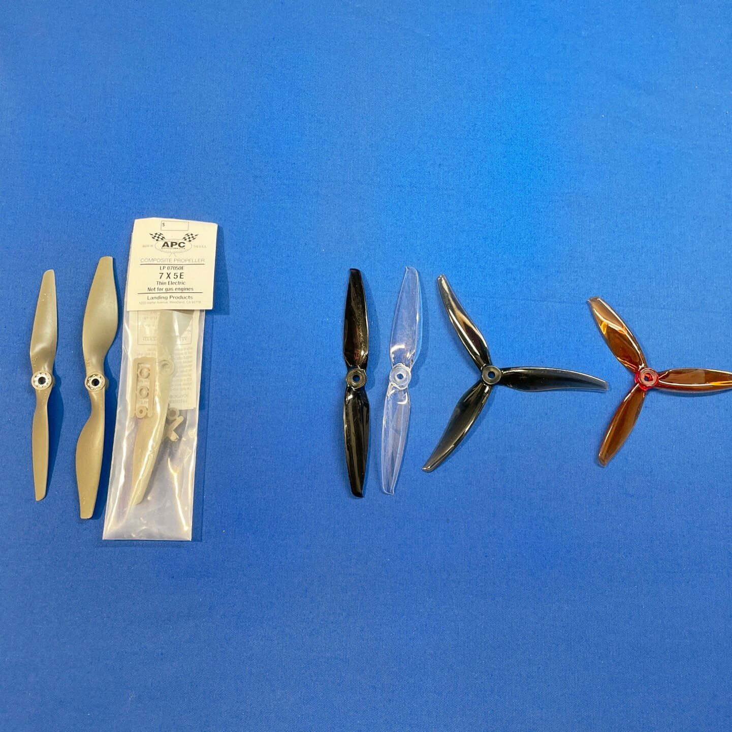 Die am häufigsten verwendeten Luftschrauben, bzw. Propeller. Links APC, rechts Gemfan. Diverse Propeller und Luftschrauben