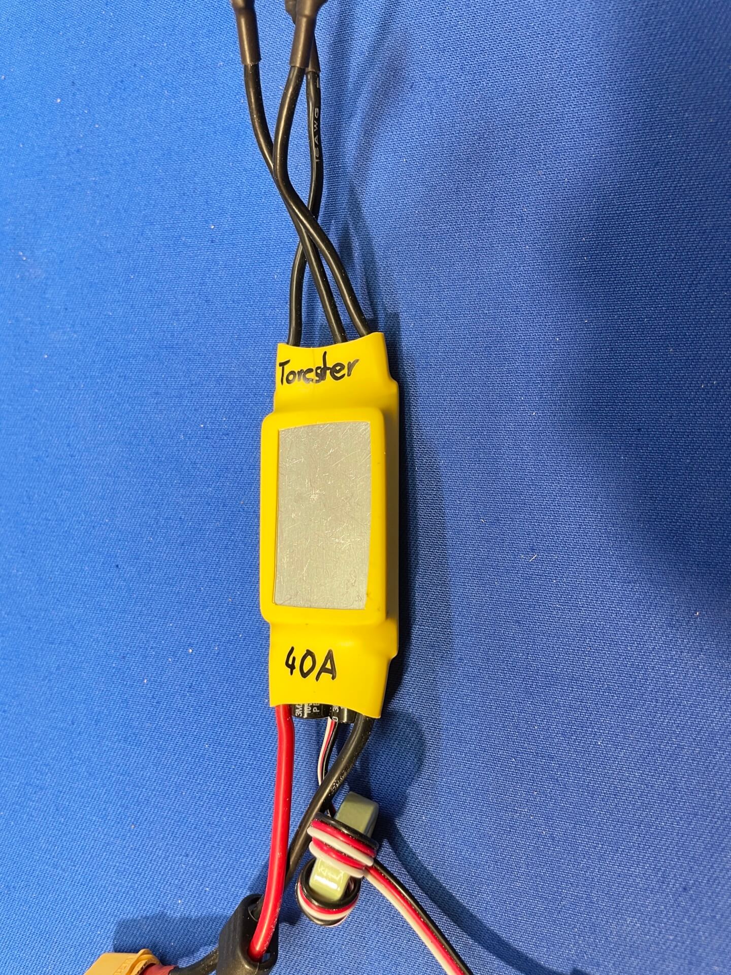 Am Torcster Regler wurde gleich der Schrumpfschlauf aufgeschnitten und das Hitzeleitblech freigelgt. Das steigert die Performance. Eine Standard Prozedur für jeden Regler, bei Torcster aufgrund der Dicke des Schrumpfschlauches aber ein Muss. Ein gestrippter Torcster 40A Regler.