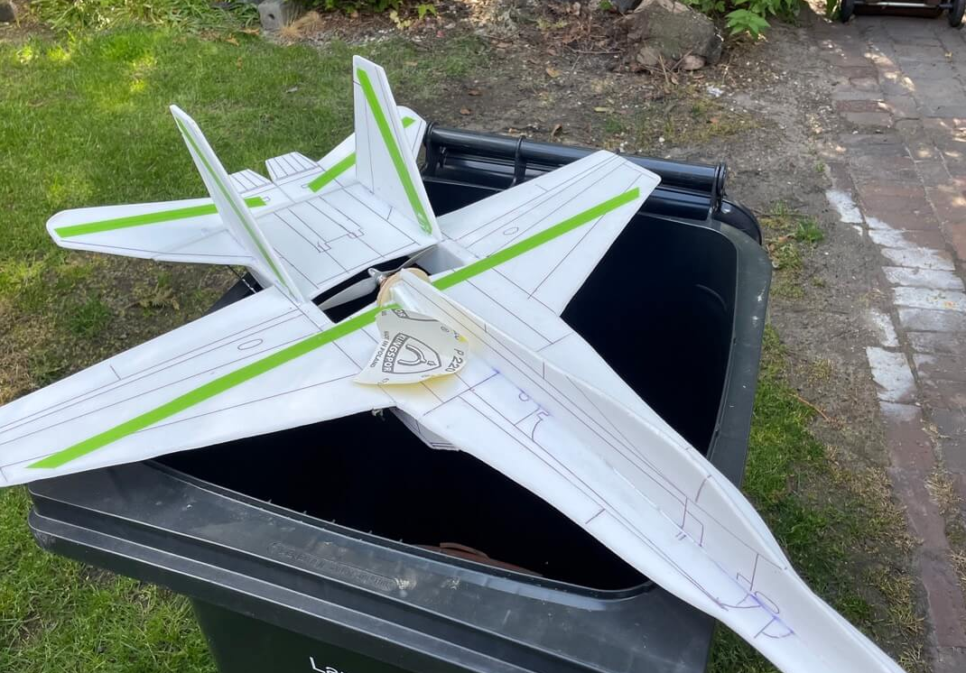 Grobes Schleifen der Depron Modellflugzeuge, am besten über der Mülltonne