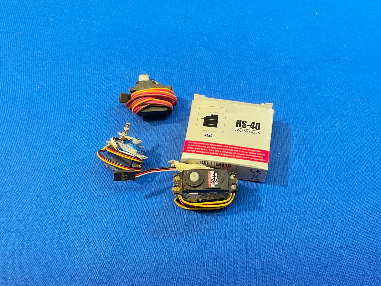 Hitec Servos spielen in Spezialanwendungen Ihren Trumpf aus. Für eine durchschnittliches Depronjet aber unnötig teuer. Hitec Servos als Ausweiser und für Spezialanwendungen.