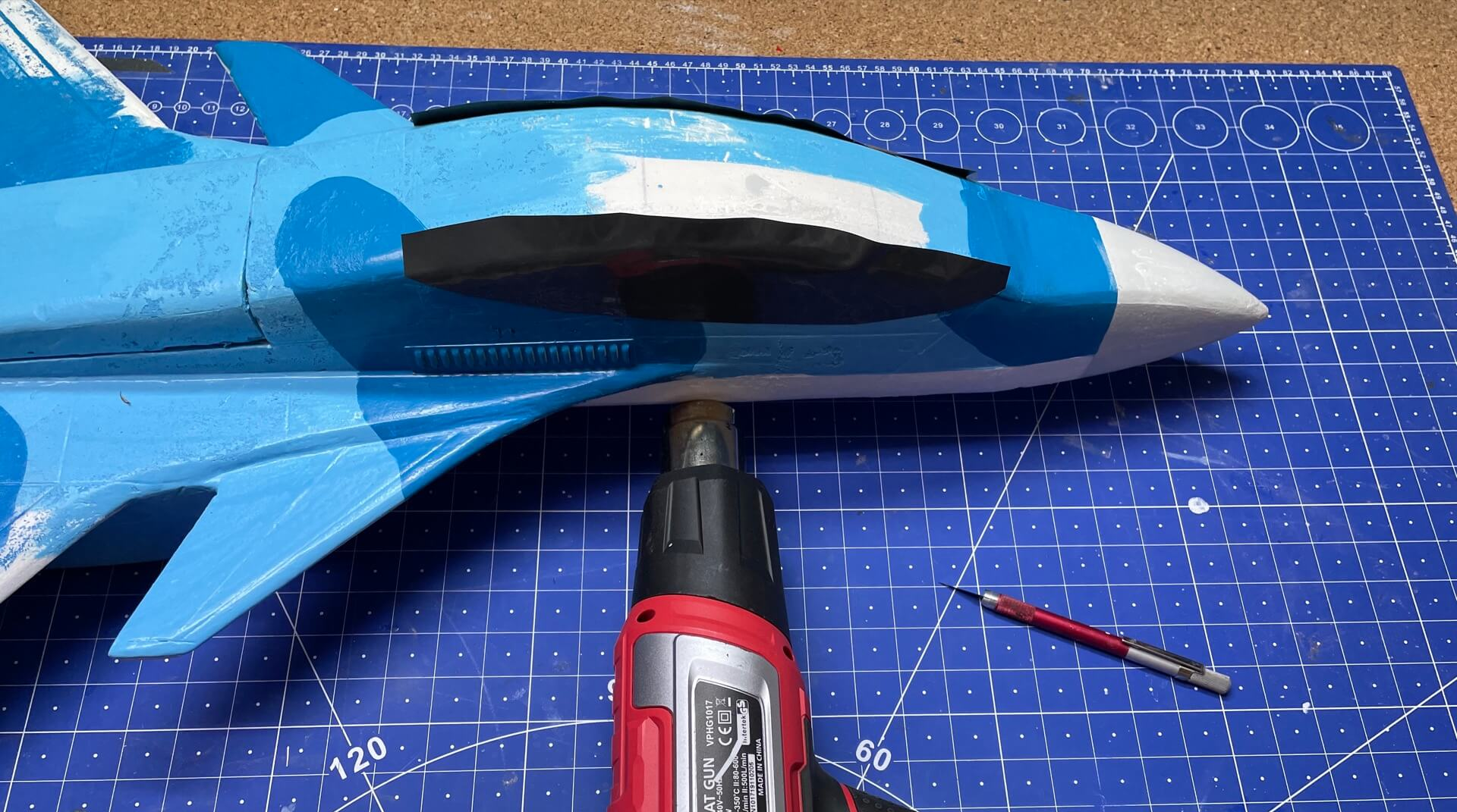 Nach Lackierung der Bugsektion wurd das Cockpit neu angedeutet. Neues Cockpit der SU30.