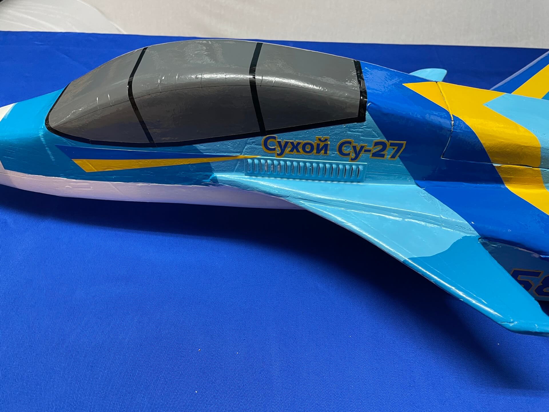Nahaufnahme des Bereichs am Cockpit Cockpitansicht mit Decals
