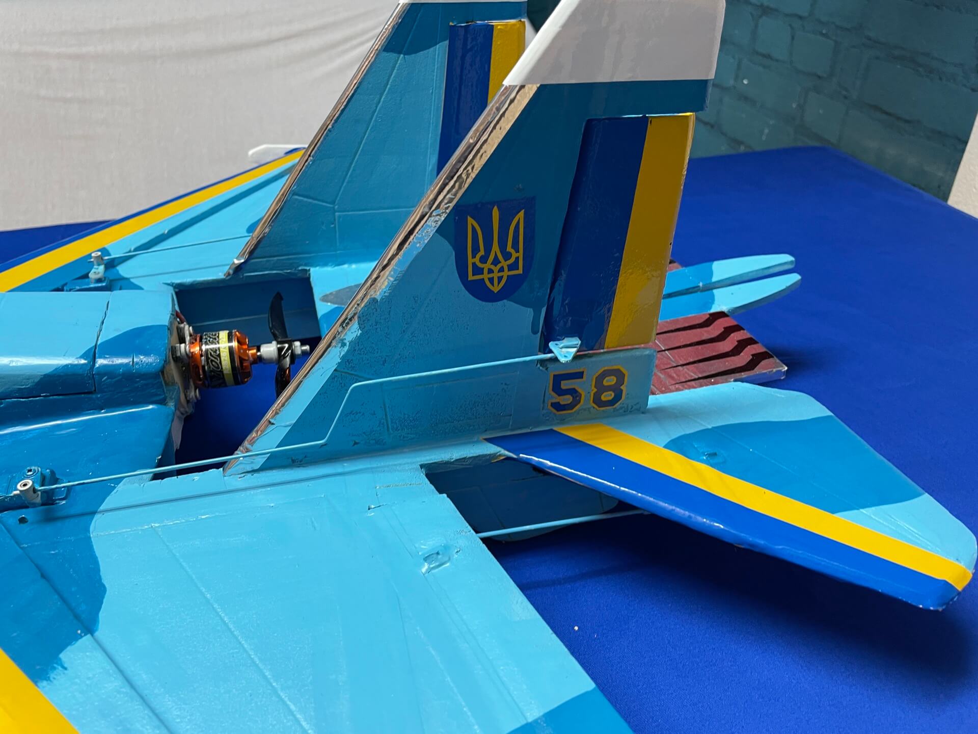 Nahaufnahme am Seitenleitwerk und Heck der Suchoi. Nahaufnahme Heckbereich