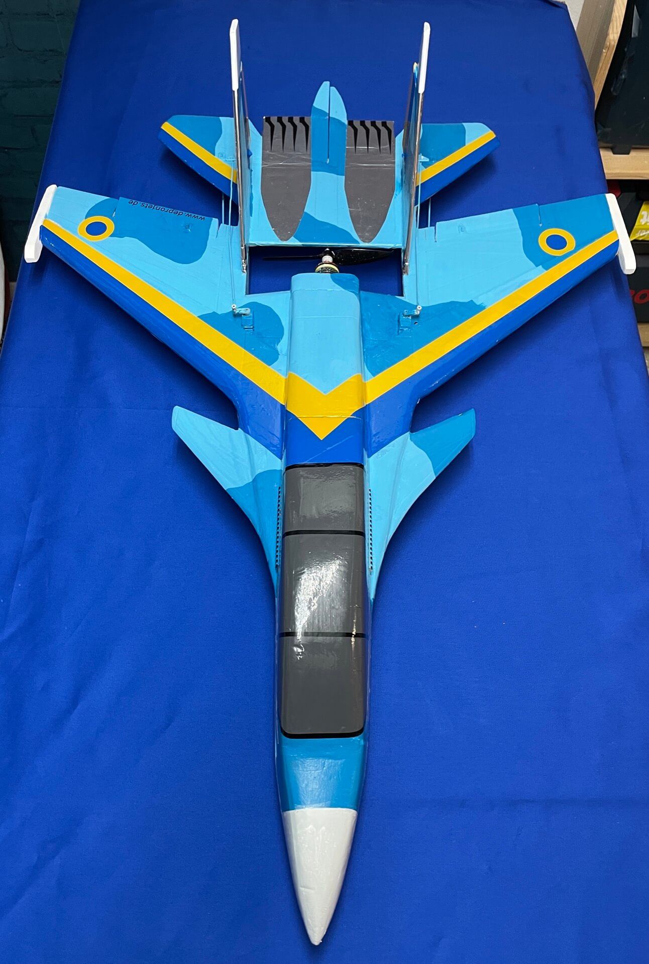 Die fertige SU-27. Ja genau, denn die Ukraine besaß nie eine SU30. Die Canards bleiben daran, gehören aber eigentlich entfernt ;-) Fertig