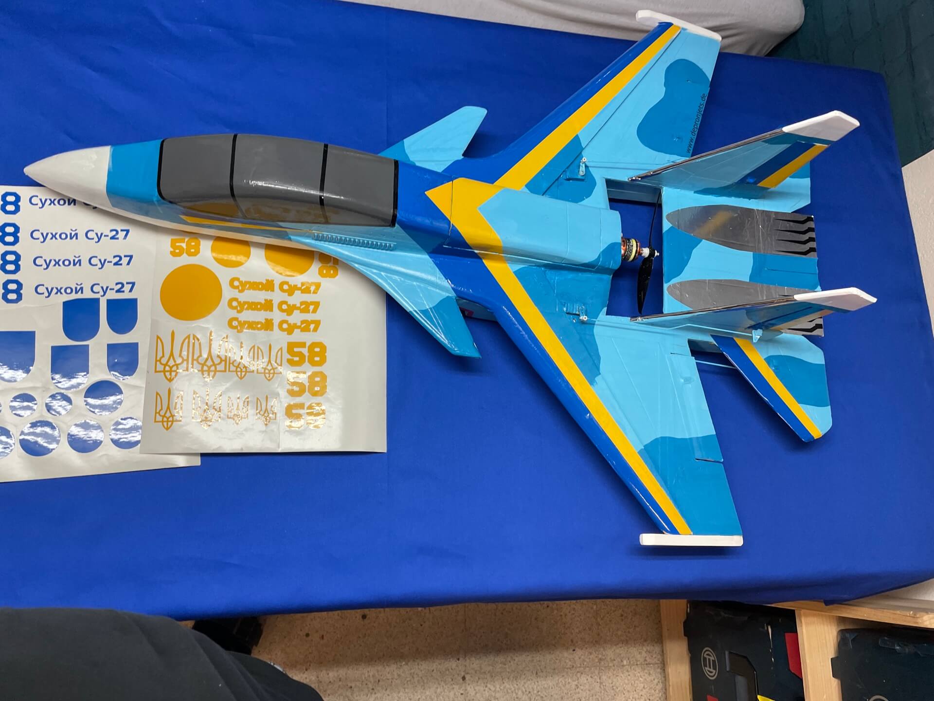 Endspurt ! Nächster Schritt: Decals anbringen. Nächster Schritt: Decals anbringen