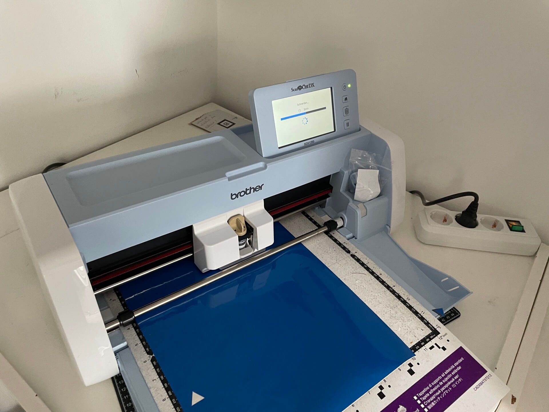 Der Plotter schneidet alle benötigten Decals, Abzeichen, Symbole und Zahlen exakt und schnell. Eine echte Arbeitshilfe Plotten der Decals mit dem Brother 1200