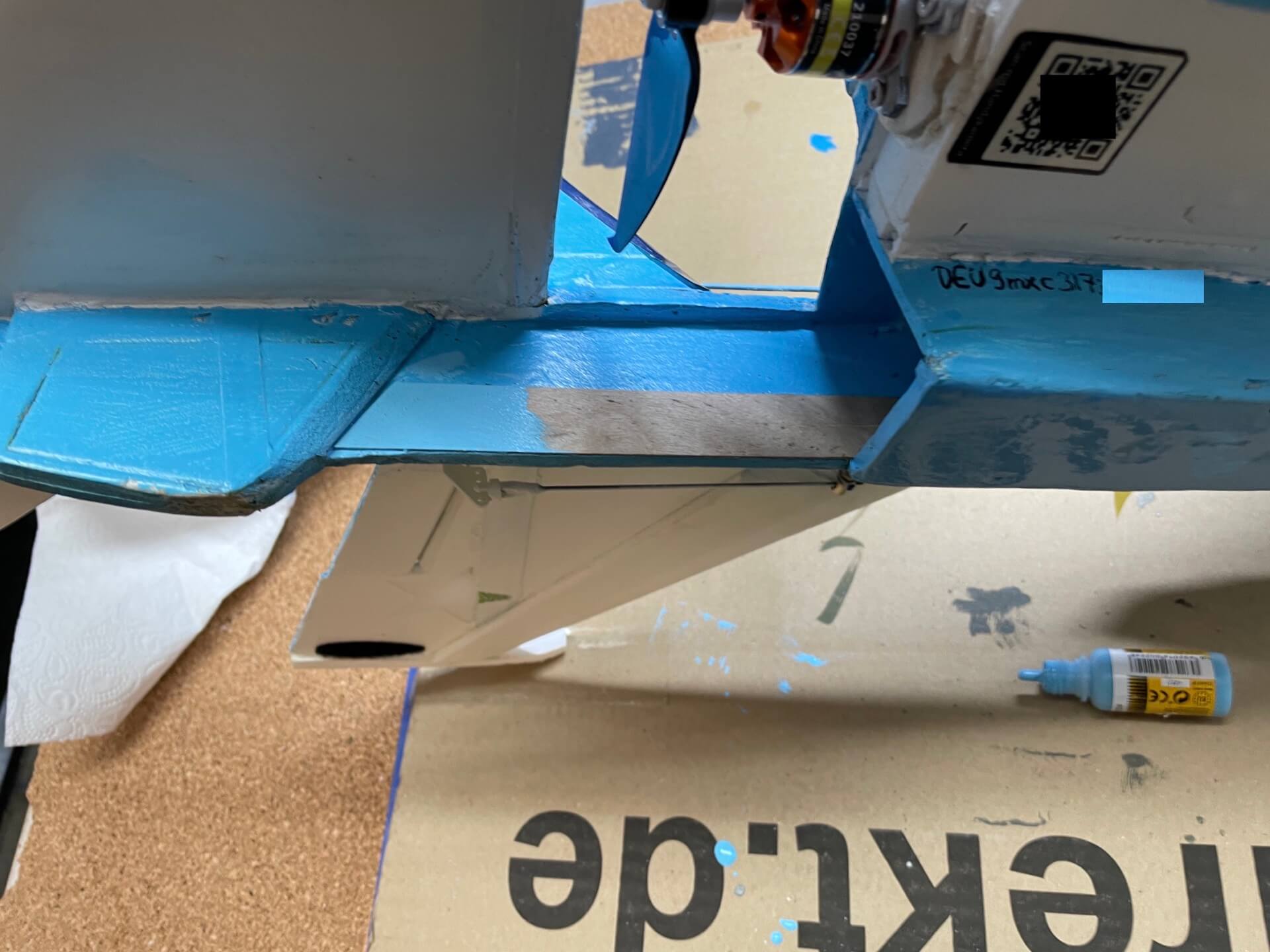 ...und anschließend überlackiert. Lackieren der Verstärkungen