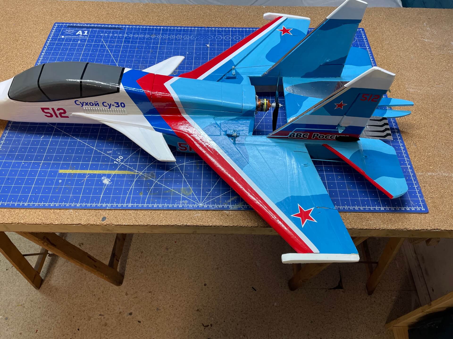 Gleich geht es los. Tupfer und Skalpell bitte.... Vorbereitung zur Operation der SU-30SM