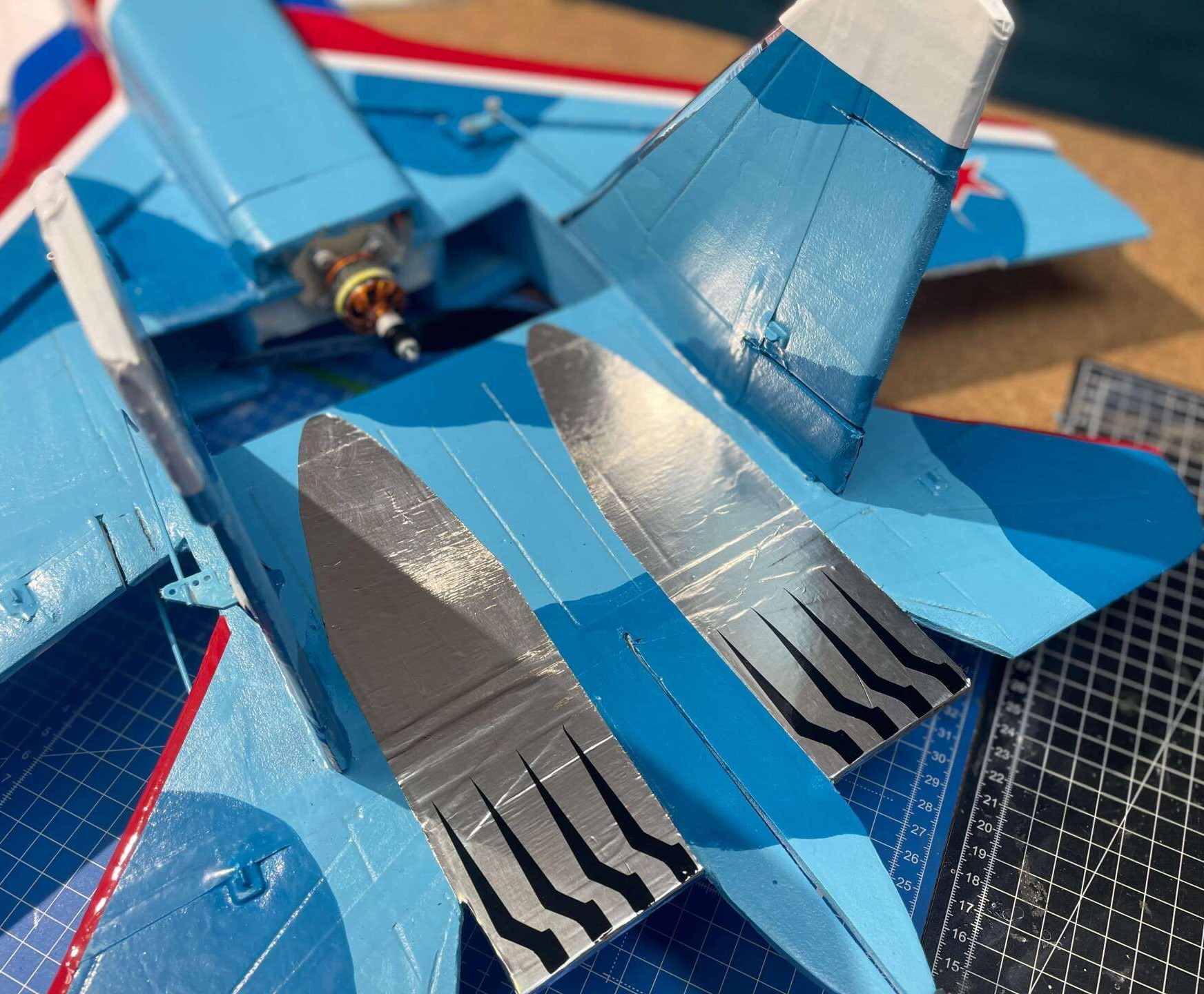 Für die Triebwerke habe ich Alu-Klebeband genommen. Großaufnahme der Triebwerke