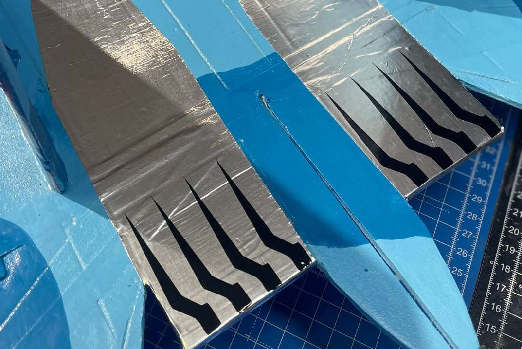 Die Turbinen wurden mit Aluminiumklebeband imitiert. Triebwerksdüsen der SU30SM
