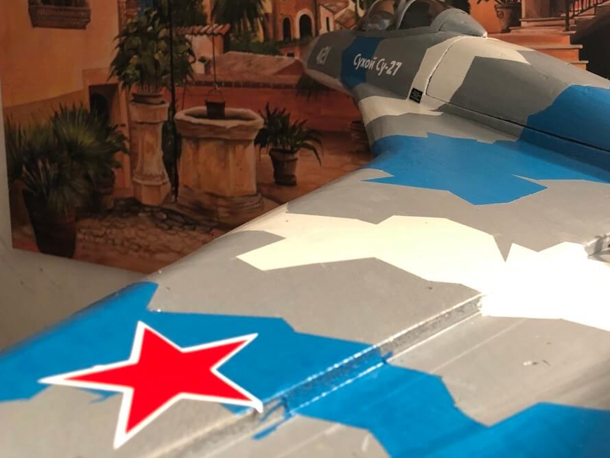 Detailaufnahme der KF-Stufe auf der Oberseite. Klare Kante... SU-27 Eigenbau Modellflugzeug aus Depron