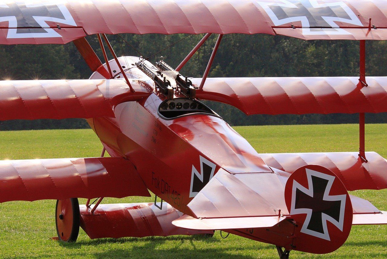 Fokker DR1 in Rot (Quelle: www.Pixaby.com, frei zur kommerziellen Nutzung) Fokker Dr1 Red Baron
