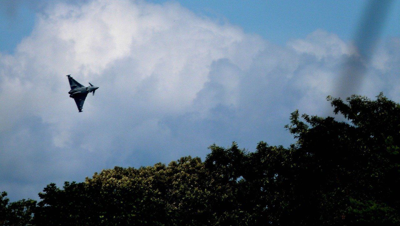 Eurofighter-Foto (Quelle: www.pixabay.de, freie komerzielle Nutzung) EF-2000 über den Bäumen