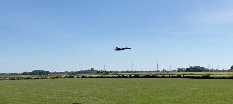 Überflug über den Platz. Überflug der F-18