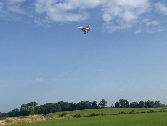 Im Kurvenflug konnte ich keinen Unterschied beobachten, ob ich nun Querruder oder Seitenruder nutzte. Seltsam. Su30 im Kurvenflug